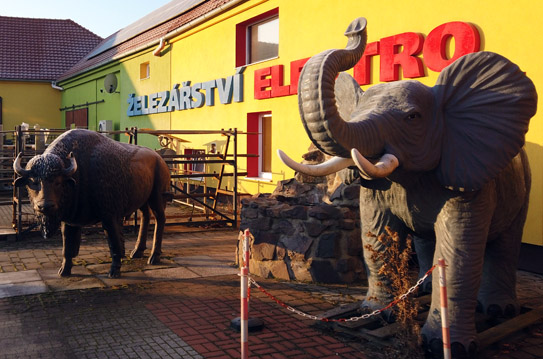 fotografie vstupu do naší prodejny se sochami slona a bizona